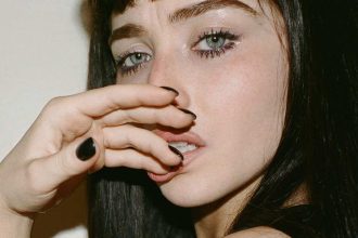 Sabrina Carpenter Is Unrecognizable With Brown Hair, Bangs