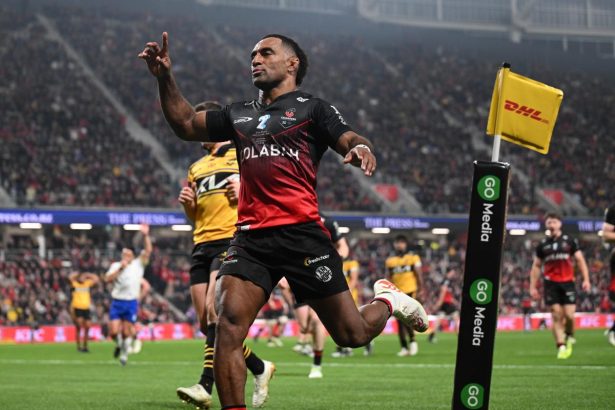 Crusaders sound warning with thumping win over Hurricanes
