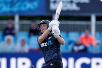 England ease to T20 win over White Ferns