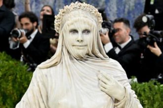 Heidi Klum Shocks at 2026 Met Gala With ‘Living Sculpture’ Ensemble