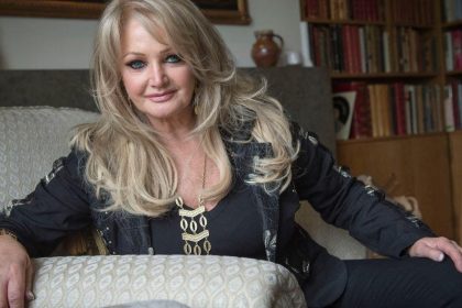 Huge Female Singer Sparks Fears She’s on Brink of Death