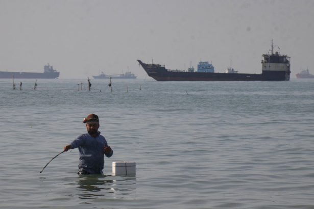 Trump says the US will ‘guide’ stranded ships from the Strait of Hormuz : NPR