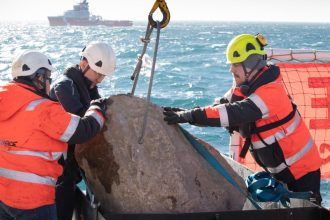 Bottom trawling activists getting boulder