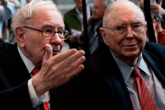 Finfluencers ‘mislead you on purpose’ — This is how the late billionaire recommends you build wealth