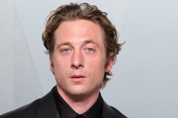 Jeremy Allen White Reveals What He Stole From The Bear Set