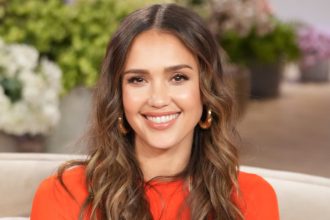 Jessica Alba’s Sweatpant Jeans Are the Trend Everyone’s Wearing