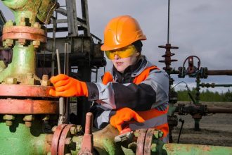 3 High-Yield Energy Stocks to Buy With ,000 Right Now and Hold Through 2030