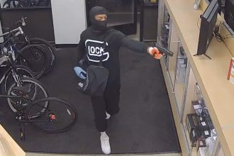 Armed robbers hit Cash America pawn shops four times across Chicago