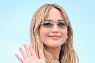 Copy Jennifer Lawrence’s Slouchy Cool Mom Purse for 