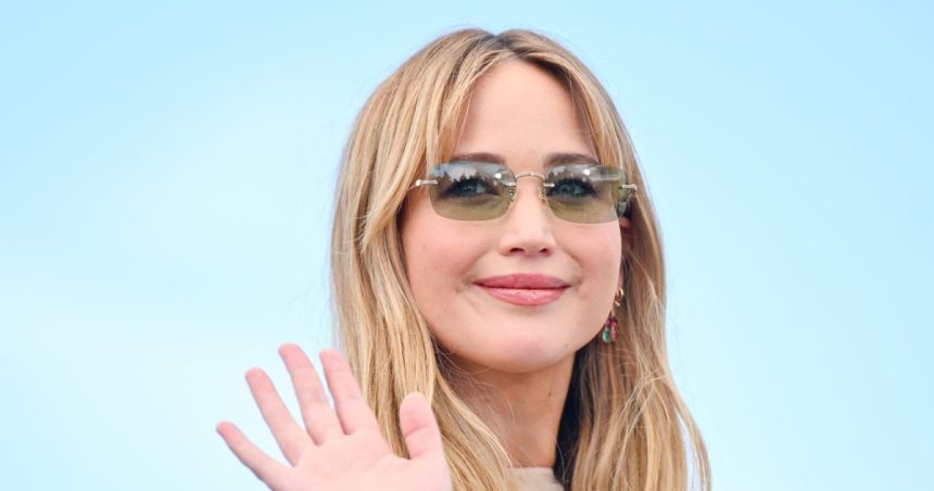Copy Jennifer Lawrence’s Slouchy Cool Mom Purse for 