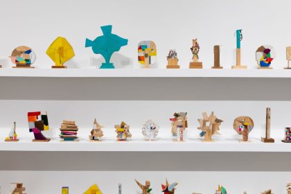 Damien Hoar de Galvan Puzzles Scraps of Reclaimed Wood for a Daily Sculpture Project — Colossal