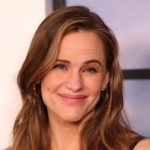 Jennifer Garner’s Flattering White Jeans Style Is on Amazon