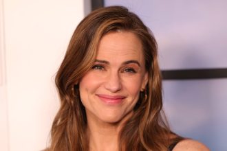 Jennifer Garner’s Flattering White Jeans Style Is on Amazon