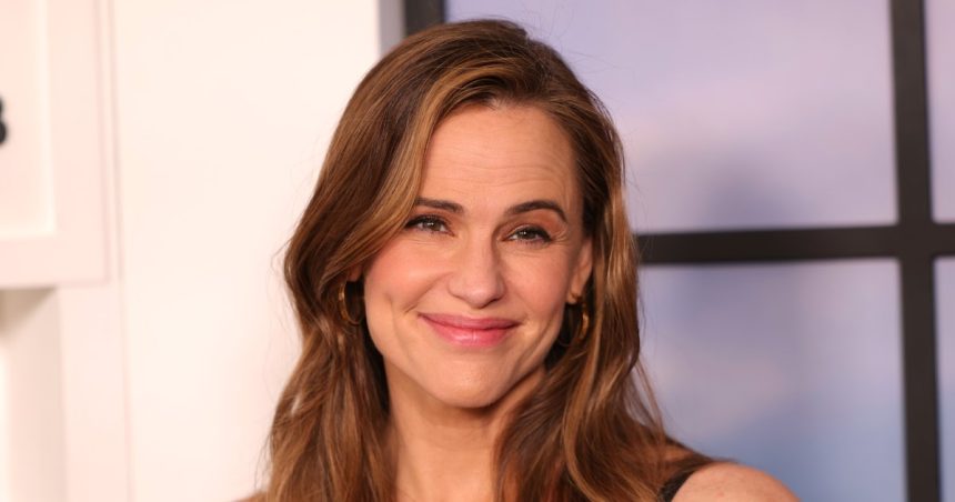 Jennifer Garner’s Flattering White Jeans Style Is on Amazon