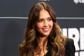 Jessica Alba’s Cali-Cool Shoulder Bag Style Is on Sale on Amazon