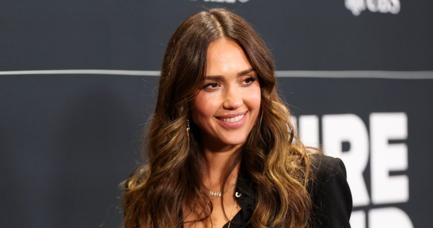 Jessica Alba’s Cali-Cool Shoulder Bag Style Is on Sale on Amazon