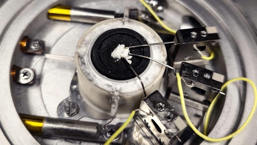 Scientists Watched Carbon Dioxide Being Pulled Out of The Air to Form Graphite : ScienceAlert